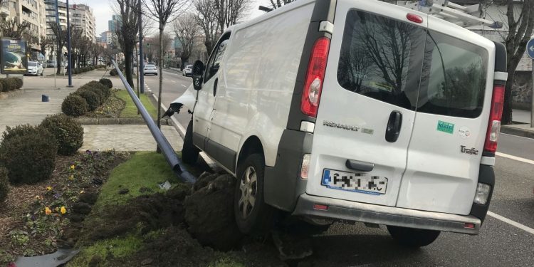 Herido tras empotrarse con su furgoneta contra una farola de la Gran Vía y derribarla