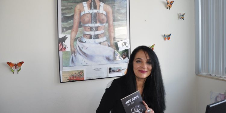 Sexo, dor e crítica social en ‘Nadie Duerme’, última novela da viguesa Xina Vega