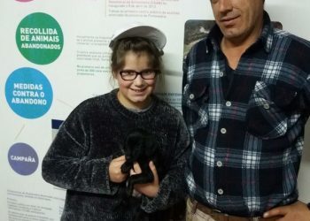 Biberón cada tres horas para tres cachorros abandonados ao nacer