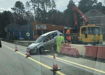 Sale ileso tras chocar con su coche contra la mediana en la A-55 y quedarse subido a ella
