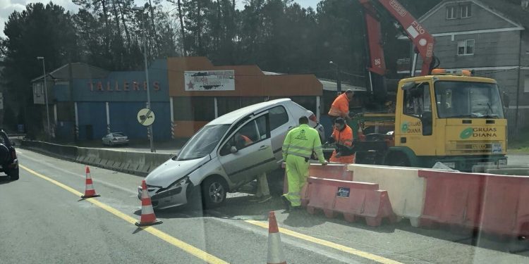 Sale ileso tras chocar con su coche contra la mediana en la A-55 y quedarse subido a ella