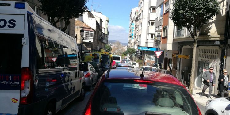 Herida una motorista tras chocar contra un coche en el centro de Vigo