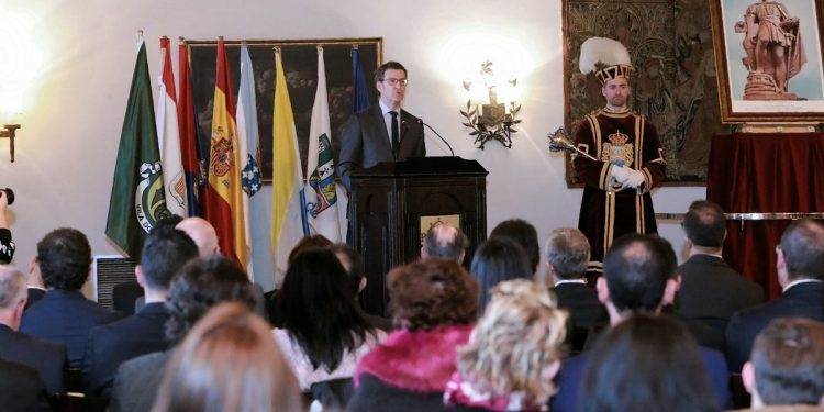 Los cañones de la fortaleza anuncian el comienzo de la XXIII Festa da Arribada