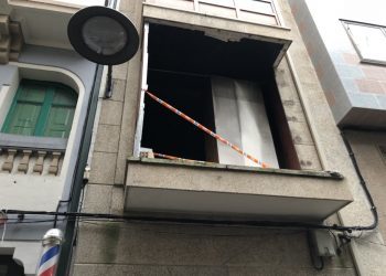 Una explosión derriba parte de la fachada de un edificio de Cangas