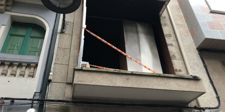 Una explosión derriba parte de la fachada de un edificio de Cangas