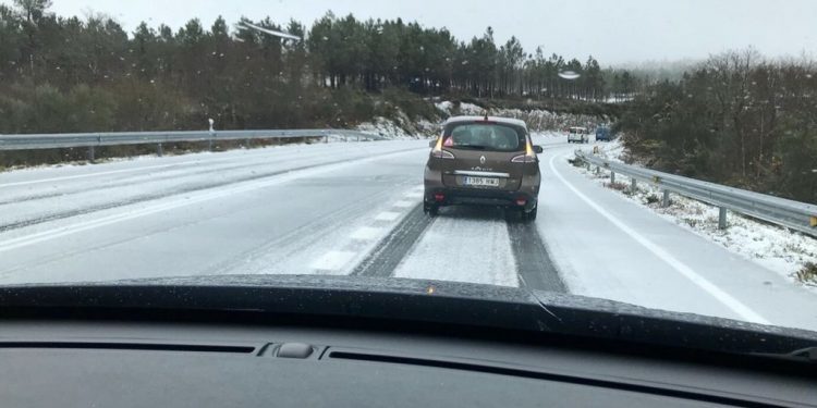 La nieve y el hielo provocan problemas en las carreteras gallegas