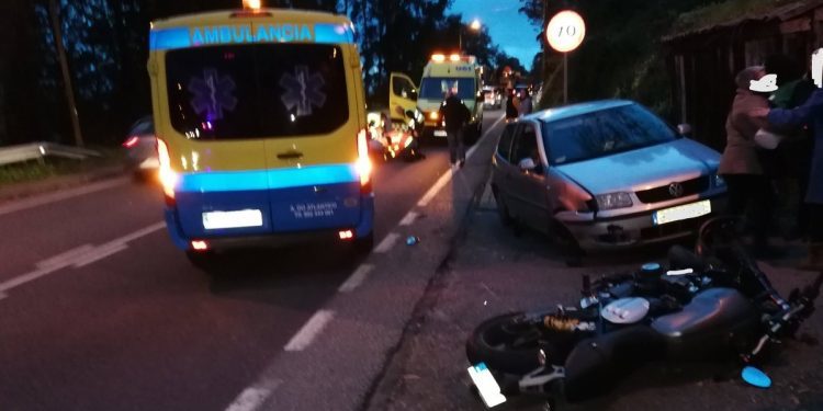 Fallece un motorista tras chocar contra un coche en Domaio