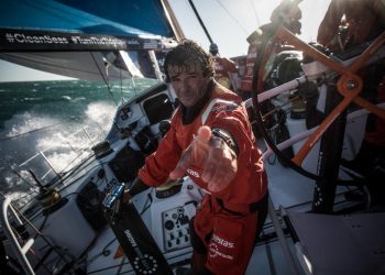 El «Vestas» del gallego Chuny Bermúdez desarbola en el Atlántico Sur