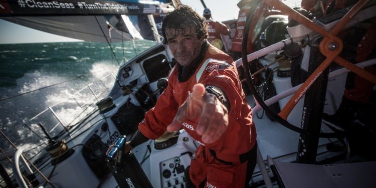 El «Vestas» del gallego Chuny Bermúdez desarbola en el Atlántico Sur