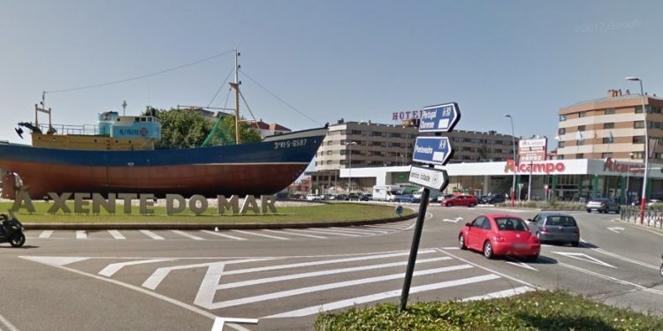 Conduce sin carnet, se da la fuga y circula en sentido contrario por Coia