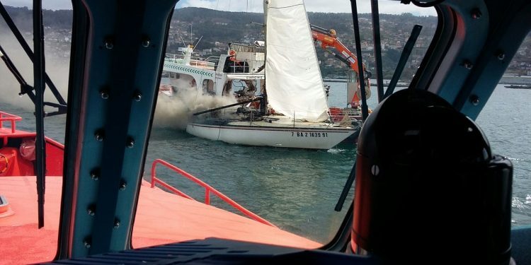 Rescatan al propietario de un velero que ardió en la ría