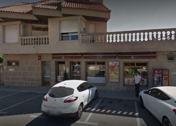 Un vigués resulta herido al empotrarse con su coche contra una panadería en Nigrán