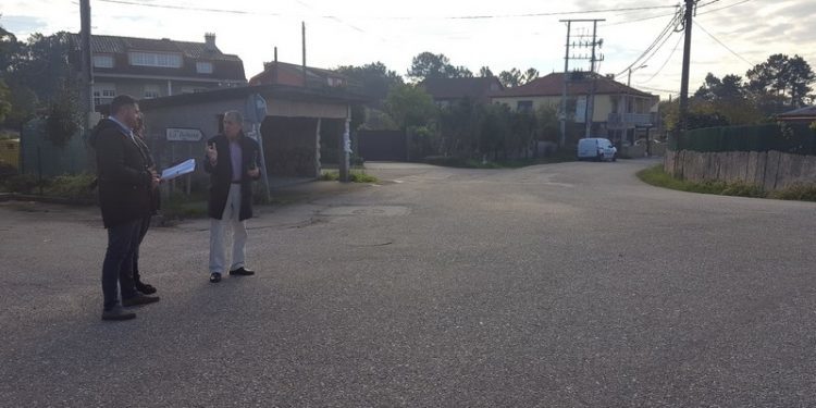 Pendentes da chuvia para construír a nova glorieta da Costeira