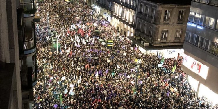 Las calles de Vigo se quedan pequeñas para reivindicar la igualdad de género