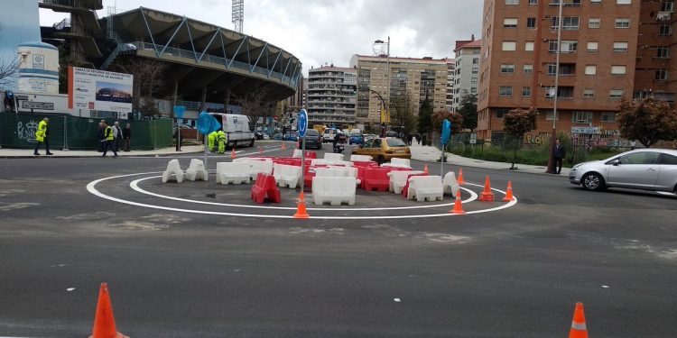 El entorno de Balaídos reordena su tráfico con la instalación de la nueva turboglorieta