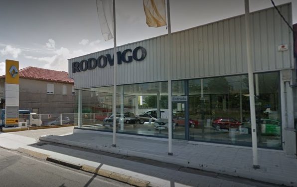 Arde por completo el almacén de un concesionario de coches en Vigo