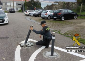 Acude al cuartel de la Guardia Civil conduciendo sin carnet y sin seguro e impacta contra un bolardo