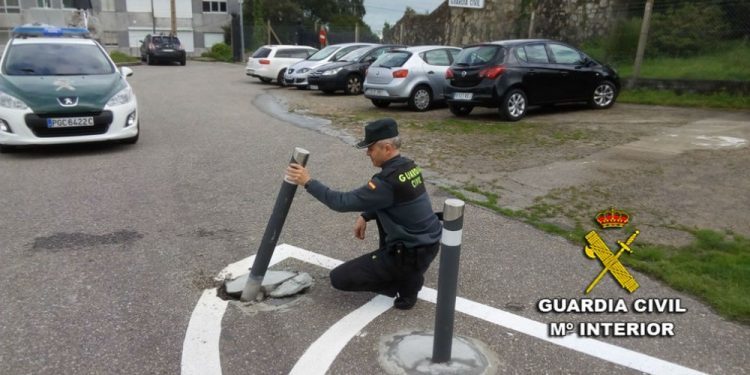Acude al cuartel de la Guardia Civil conduciendo sin carnet y sin seguro e impacta contra un bolardo