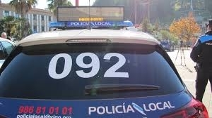 La policía recoge a un perro que fue dejado atado a una barandilla de la calle
