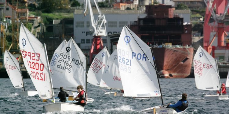 La selección gallega de Optimist viaja a Málaga con veinte regatistas