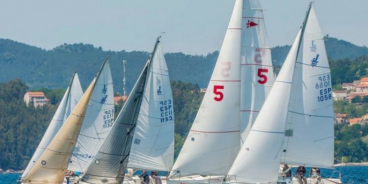 Las Rías Baixas reúnen a más de 200 regatistas en el Trofeo Comunica