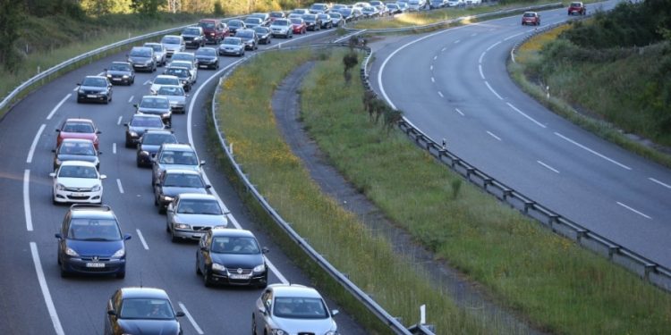 Rajoy promete finalizar la A-52 con un túnel entre Mos y Vigo