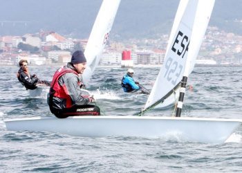 El vigués Miguel Reboreda lidera la regata Láser Máster en Bouzas