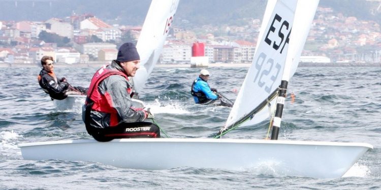 El vigués Miguel Reboreda lidera la regata Láser Máster en Bouzas