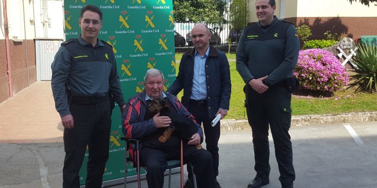 Un yorkshire que fue abandonado, nuevo acompañante de un vecino de Mondariz cuyo perro fue asesinado