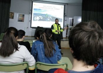 Charla educativa de seguridad vial en el IES 1º de Marzo de Baiona