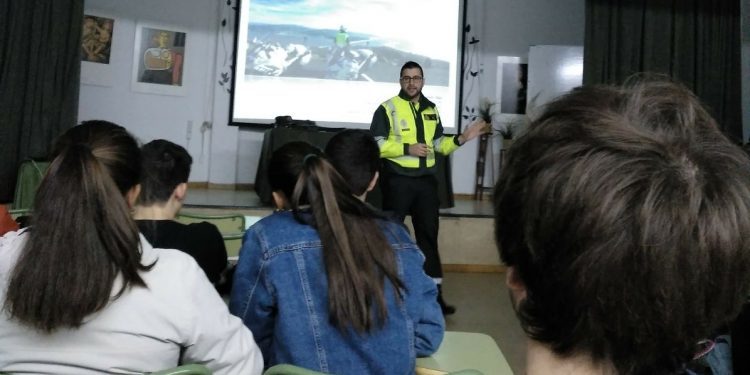 Charla educativa de seguridad vial en el IES 1º de Marzo de Baiona