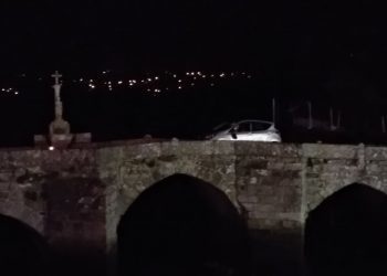 Un conductor vigués ebrio, atrapado en el puente románico de A Ramallosa