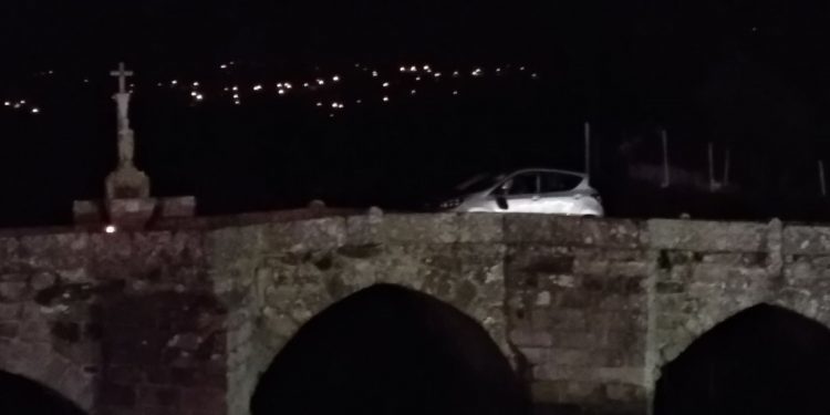 Un conductor vigués ebrio, atrapado en el puente románico de A Ramallosa