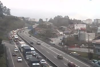 Grandes retenciones en la A-55 al volcar un coche en Mos