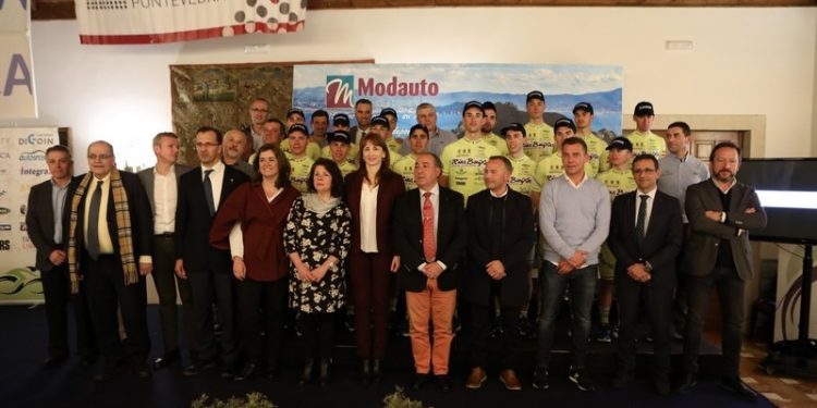 El Club Ciclista Rías Baixas se dio un baño de masas en el Parador de Baiona