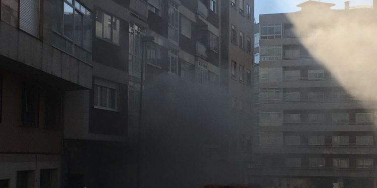 Incendio en un establecimiento del barrio vigués de Travesas