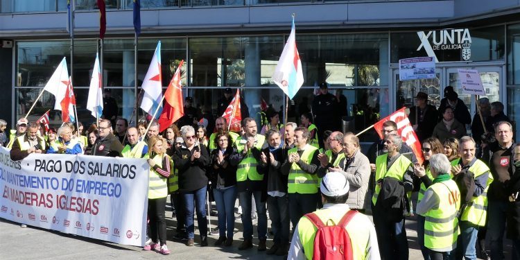 O persoal de Maderas Iglesias e os alcaldes da zona únense para esixir a intervención da Xunta