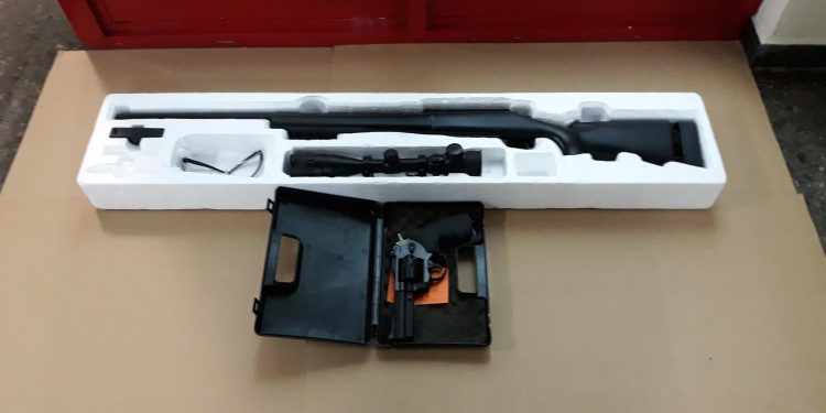 La policía requisa réplicas de un rifle y una pistola durante un control