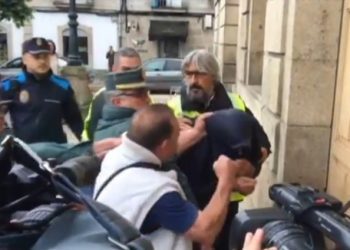 Un vecino intenta agredir al acusado de la explosión de Tui