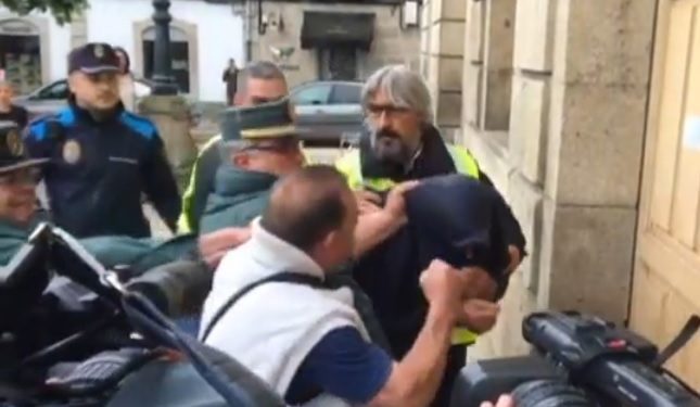 Un vecino intenta agredir al acusado de la explosión de Tui