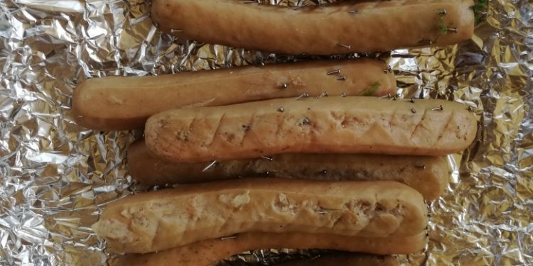 Investigan la aparición de comida con alfileres en una finca de Vigo con perros