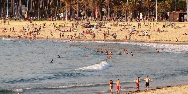 Vigo se dispone a disfrutar de su primer fin de semana de playa del año