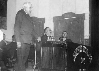 Enrique Heraclio Botana de pé e Emilio Martínez Garrido Juventud Socialista de Vigo