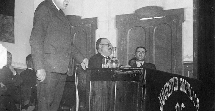 Enrique Heraclio Botana de pé e Emilio Martínez Garrido Juventud Socialista de Vigo