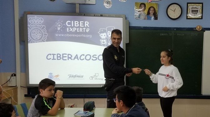 Los ocho consejos de la Policía a alumnos de Vigo frente al ciberacoso
