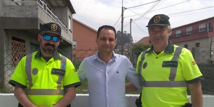 La Guardia Civil auxilia a un vecino de Vigo que sufrió un infarto mientras conducía
