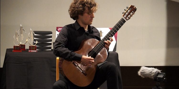 Vigo luce su virtuosismo con la guitarra clásica