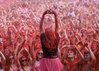 Unas 12.000 personas disfrutan con los polvos de colores de Holi Life en Vigo