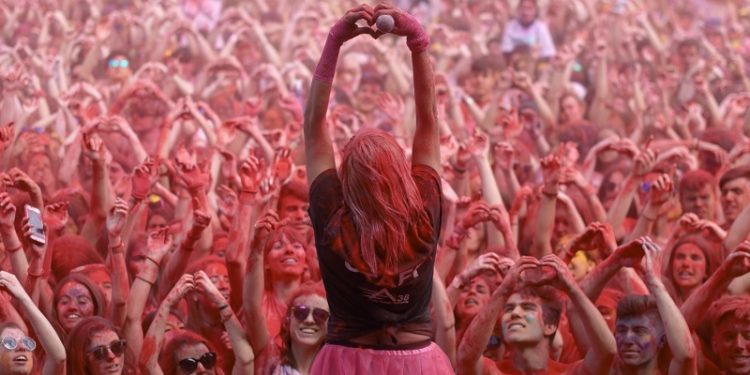 Unas 12.000 personas disfrutan con los polvos de colores de Holi Life en Vigo