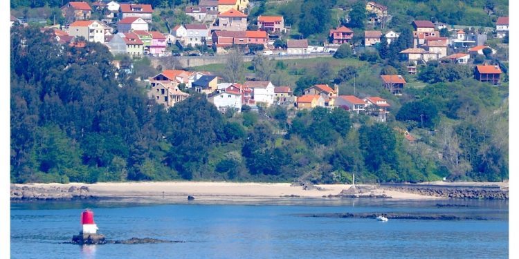 En una playa tranquila en Galicia